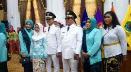 Bupati dan Wakil Bupati Baru Bangkalan saat berfoto bersama Keluarganya