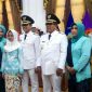 Bupati dan Wakil Bupati Baru Bangkalan saat berfoto bersama Keluarganya