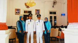 Bupati dan Wakil Bupati Bangkalan yang baru, R. Abdul Latif dan Mohni  didampingi isterinya di pendopo.