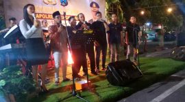 Ketua PMII dan HMI Cabang Bangkalan, Baijuri dan Badrus Salam di Dampingi Kapolres Bangkalan AKBP Boby Pa'ludin Tambunan saat membawakan lagu Bongkar