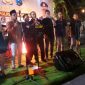 Ketua PMII dan HMI Cabang Bangkalan, Baijuri dan Badrus Salam di Dampingi Kapolres Bangkalan AKBP Boby Pa'ludin Tambunan saat membawakan lagu Bongkar