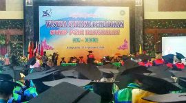 Suasana di dalam Gedung Serba Guna Rato Ebuh saat Prosesi Wisuda 