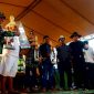 Agus, pemilik kuda Zorro saat menerima piala bergilir dari salah satu anggota TNI di lapangan balap kuda keleyan Bangkalan.