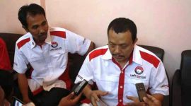 Bupati Lira Sampang H.Anwar Sanusi (kiri) saat menyampaikan tanggapan putusan MK tentang PSU disampang