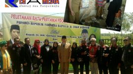 Dr. RM. Gempar Soekarno Putra dan Staf Sekretariat Negara Hj. Rizayati pose bersama Ketua umum dan beberapa personalia Jaringan Pendamping Kinerja Pemerintah (JPKP) di lokasi bedah rumah, tepatnya di Desa Pasean, Kecamatan/Kabupaten Sampang.