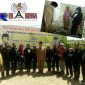 Dr. RM. Gempar Soekarno Putra dan Staf Sekretariat Negara Hj. Rizayati pose bersama Ketua umum dan beberapa personalia Jaringan Pendamping Kinerja Pemerintah (JPKP) di lokasi bedah rumah, tepatnya di Desa Pasean, Kecamatan/Kabupaten Sampang.