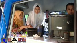 Tyan Dwi Hidayati, Salah satu siswi SMAN 1 Torjun saat melakukan perekaman e-KTP di mobil pelayanan keliling perekaman e-KTP Dispenduk Capil Sampang.
