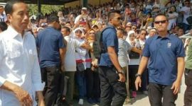 Presiden Republik Indonesia Joko Widodo saat meninjau langsumg proses evakuasi korban gempa dan tsunami di Palu.