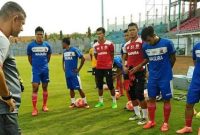 Pelatih Madura United (Gomes De Oliviera) tengah memberi arahan kepada para pemainnya.