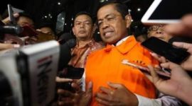 Idrus Marham saat digelandang menuju mobil tahanan KPK.