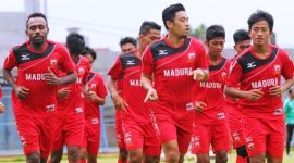 Para pemain Madura United saat menjalani latihan.