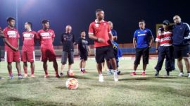 Pelatih Madura United (Gomes De Oliviera) saat memberi arahan kepada para pemainnya.