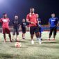 Pelatih Madura United (Gomes De Oliviera) saat memberi arahan kepada para pemainnya.