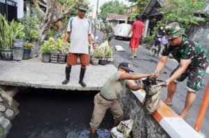 Sambut HUT TNI, Korem 082/CPYJ Bersih-Bersih Sungai