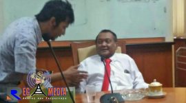 Salah satu awak media mengkonfirmasi soal lahan stadion kepada Pj Bupati Sampang H. Jonathan Judianto.