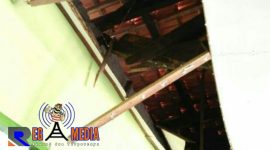 Kondisi atap (plafon) ruang kelas 4 SDN Moktesareh 1, Kedungdung, usai ambruk.