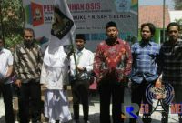 Esa Arif (kanan) Iksan Sahri (dua dari kanan) foto bersama Pengurus OSIS, Kepala Sekolah dan Pengajar SMK Islam Tanjung, Sampang.