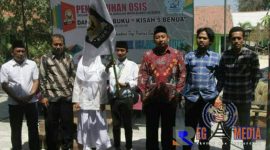 Esa Arif (kanan) Iksan Sahri (dua dari kanan) foto bersama Pengurus OSIS, Kepala Sekolah dan Pengajar SMK Islam Tanjung, Sampang.