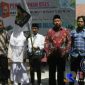 Esa Arif (kanan) Iksan Sahri (dua dari kanan) foto bersama Pengurus OSIS, Kepala Sekolah dan Pengajar SMK Islam Tanjung, Sampang.