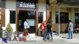 Korban (RL) didampingi orang tuanya saat keluar usai melapor dari ruang Sentra Pelayanan Kepolisian Terpadu (SPKT) Polres Sampang.