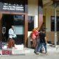 Korban (RL) didampingi orang tuanya saat keluar usai melapor dari ruang Sentra Pelayanan Kepolisian Terpadu (SPKT) Polres Sampang.