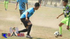 Zaini (hijau), Pemain sayap Pondok Pesantren Al-Asror dibayang-bayangi pemain Pondok Pesantren Al-Mukhlisin.