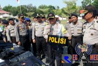 Kapolres Bangkalan AKBP Boby Pa'ludin Tambunan tengah mengecek beberapa peralatan dalam pengamanan saat Pemilu 2019 mendatang.