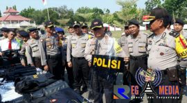 Kapolres Bangkalan AKBP Boby Pa'ludin Tambunan tengah mengecek beberapa peralatan dalam pengamanan saat Pemilu 2019 mendatang.