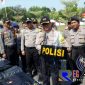 Kapolres Bangkalan AKBP Boby Pa'ludin Tambunan tengah mengecek beberapa peralatan dalam pengamanan saat Pemilu 2019 mendatang.