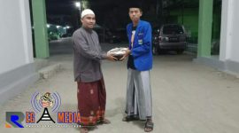 Penyerahan dana dari Ketua Komisariat UNIRA kepada Ketua PCNU KH.  Taufik Hasyim.
