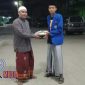 Penyerahan dana dari Ketua Komisariat UNIRA kepada Ketua PCNU KH.  Taufik Hasyim.