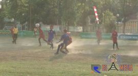 Berebut bola : Pemain Al-Asror (biru) berduel dengan pemain Al-Urwatul Wutsqa (merah) dalam laga 16 besar LSN Seri Nasional 2018 di Stadion Kota Barat, Solo, Jawa Tengah.