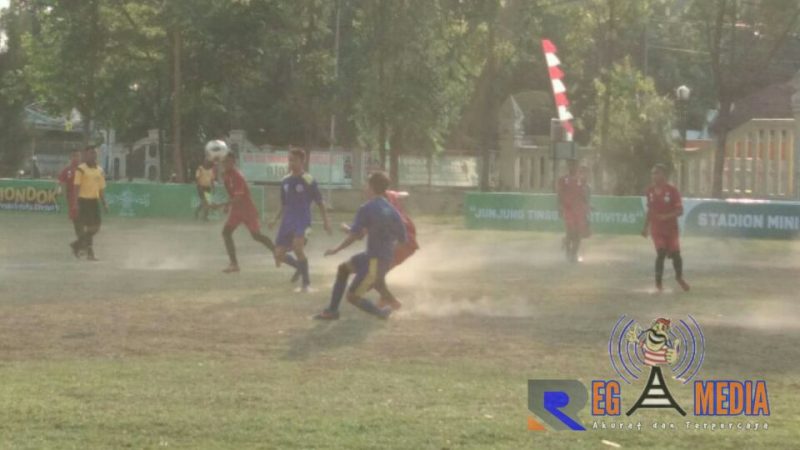 Berebut bola : Pemain Al-Asror (biru) berduel dengan pemain Al-Urwatul Wutsqa (merah) dalam laga 16 besar LSN Seri Nasional 2018 di Stadion Kota Barat, Solo, Jawa Tengah.