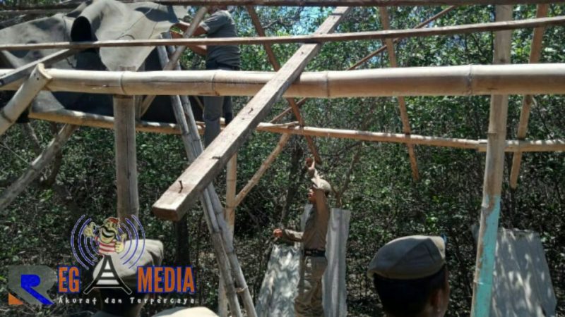 Petugas Satpol PP saat membongkar rumah proatitusi di Dusun Sumber Otok, Desa Taddan, Kecamatan Camplong, Sampang.