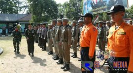Komamdan Kodim 0828 Sampang, Letkol CZI Ary Syahrial, mengecek kesiapan para personel upacara HUT TNI ke 73.