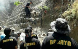 Tunjukkan Kekompakan, Jarkom Baraya dan KNPI Bersih-Bersih Sampah