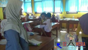 Penuh Perjuangan, Siswa SD di Sampang Tiap Hari Gendong Adiknya ke Sekolah