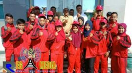 Kepala Dinas Disporabudpar Kabupatrn Sampang (Ajie Waluyo) pose bersama para atlet pencak silat di Sampang.