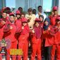 Kepala Dinas Disporabudpar Kabupatrn Sampang (Ajie Waluyo) pose bersama para atlet pencak silat di Sampang.