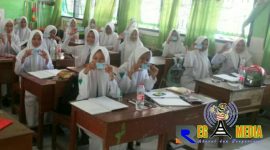 Tampak wajah dengan senyum sumringah siswi SMAN 1 Torjun saat menunjukkan e-KTP yang sudah dimilikinya melalui program PWS gandeng Dispendukcapil.