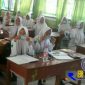 Tampak wajah dengan senyum sumringah siswi SMAN 1 Torjun saat menunjukkan e-KTP yang sudah dimilikinya melalui program PWS gandeng Dispendukcapil.