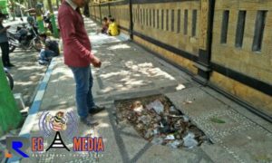Tumpukan Sampah Dilubang Trotoar Lapangan Wijaya Sampang Buat Pejalan Kaki Terganggu