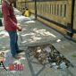 Salah satu pejalan kaki saat melihat kondisi trotoar berlubang dipenuhi tumpukan sampah.