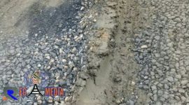 Kondisi Proyek Pengaspalan Jalan Poros Desa Gunung Kesan - Tobai Tengah, Dusun Patat, Desa Gunungkesan, Kecamatan Karang Penang, Sampang, rusak hingga saat ini tidak ada pemeliharaan.