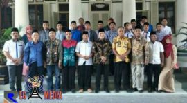Akrab : Baddrut Tamam, Bupati Pamekasan foto bersama IKA-PMII Pamekasan.