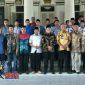 Akrab : Baddrut Tamam, Bupati Pamekasan foto bersama IKA-PMII Pamekasan.
