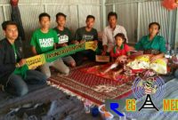 Perwakilan suporter Persesa Sampang, Trunojoyo Mania, saat mendatangi dan memberikan bantuan hasil penggalangan dana kepada Aisyah (korban gempa di Sampang).