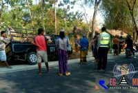 Polisi dan warga setempat saat hendak mengevakuasi tiga korban kecelakaan di Jl. Raya Desa Baruh, Kecamatan/Kabupaten Sampang, Madura.