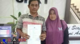 Hafiluddin bersama istrinya saat menunjukkan tanda terima laporan dari Polda Jatim.