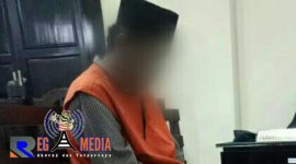 Terdakwa Hasbi saat menjalani sidang di Pengadilan Negeri Sampang.